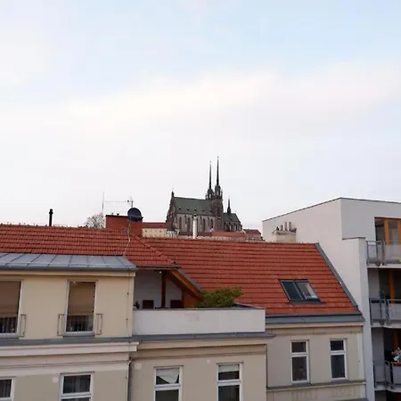V Centru Mesta S Vyhledem Na Petra, A Parkovani Brno Exterior photo