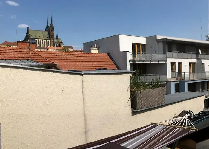 V Centru Mesta S Vyhledem Na Petra, A Parkovani