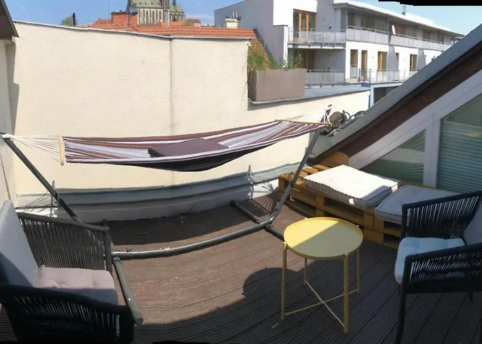 V Centru Mesta S Vyhledem Na Petra, A Parkovani
